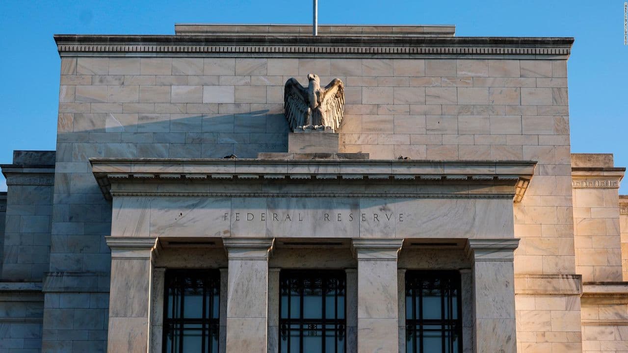 La FED bajó la tasa de interés por primera vez en cuatro años: cómo puede impactar en el riesgo país