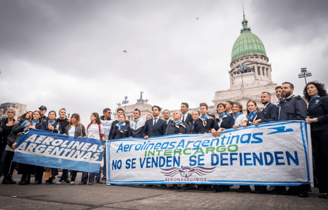 Aeronavegantes y gremios del transporte marchan al Congreso para rechazar la privatización de Aerolíneas