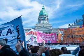 En medio de los cruces por la marcha universitaria, el Gobierno analiza ampliar el presupuesto educativo 2025