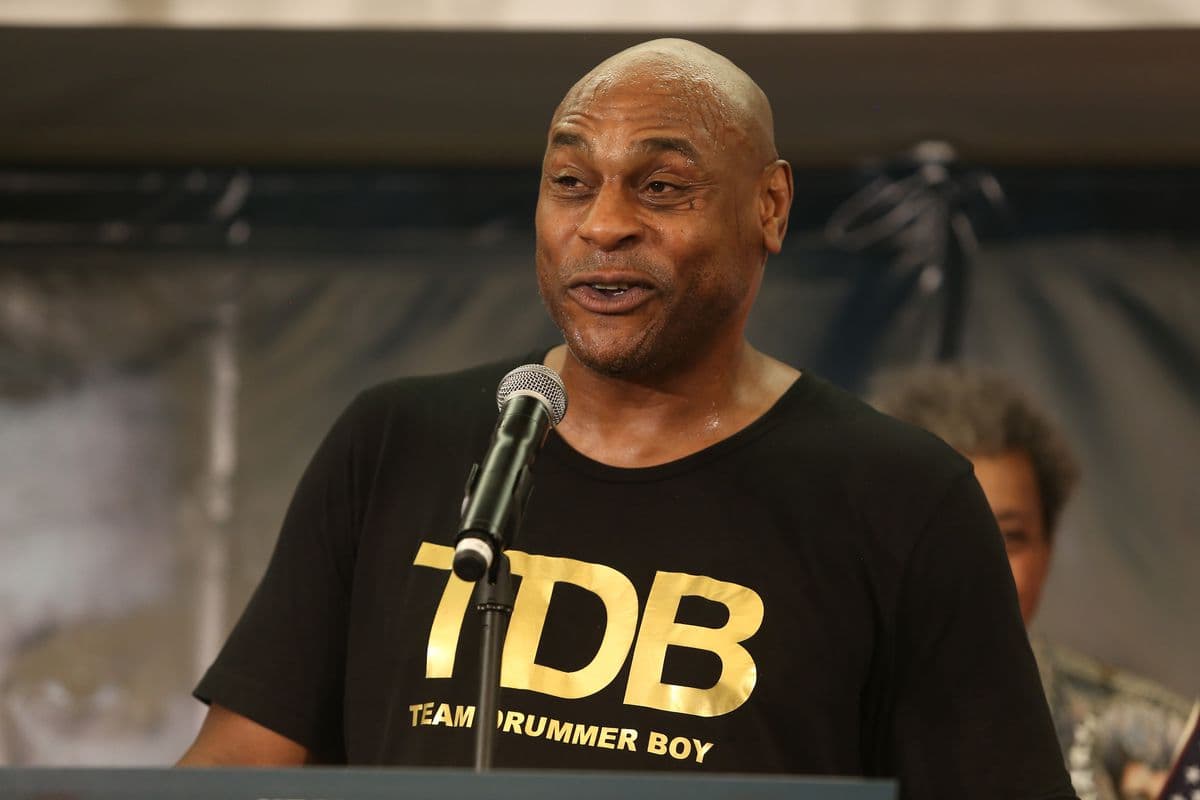 Una leyenda del boxeo volvió a pelear a los 59 años, ganó con un contundente KO y desafió a Mike Tyson