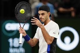 Argentina enfrenta a Italia por los cuartos de final de la Copa Davis: Cerúndulo ganó y Báez juega ante Sinner