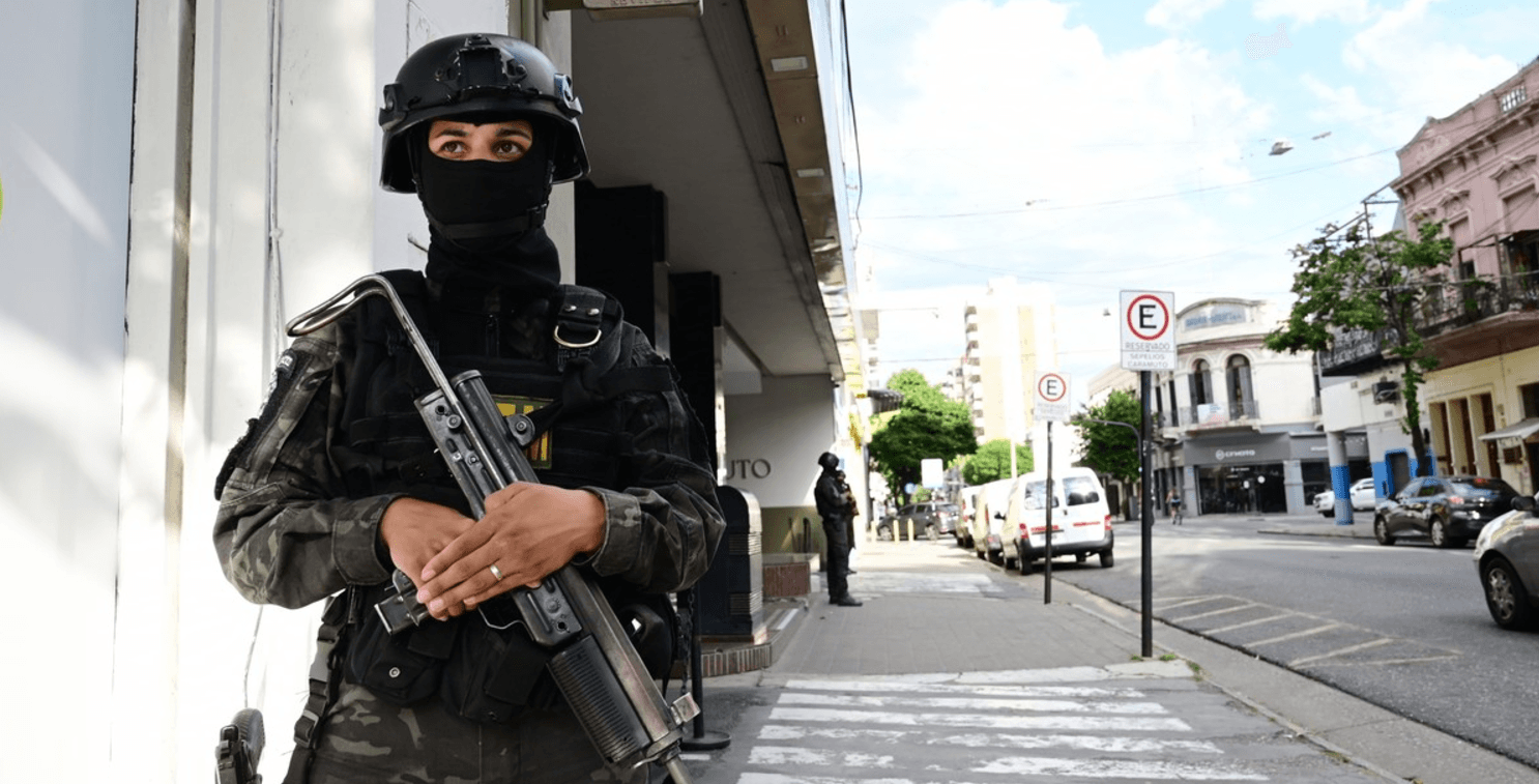 Tras la amenaza narco, elevan el nivel de alerta de seguridad en Rosario: controles, requisas e identificación en la vía pública