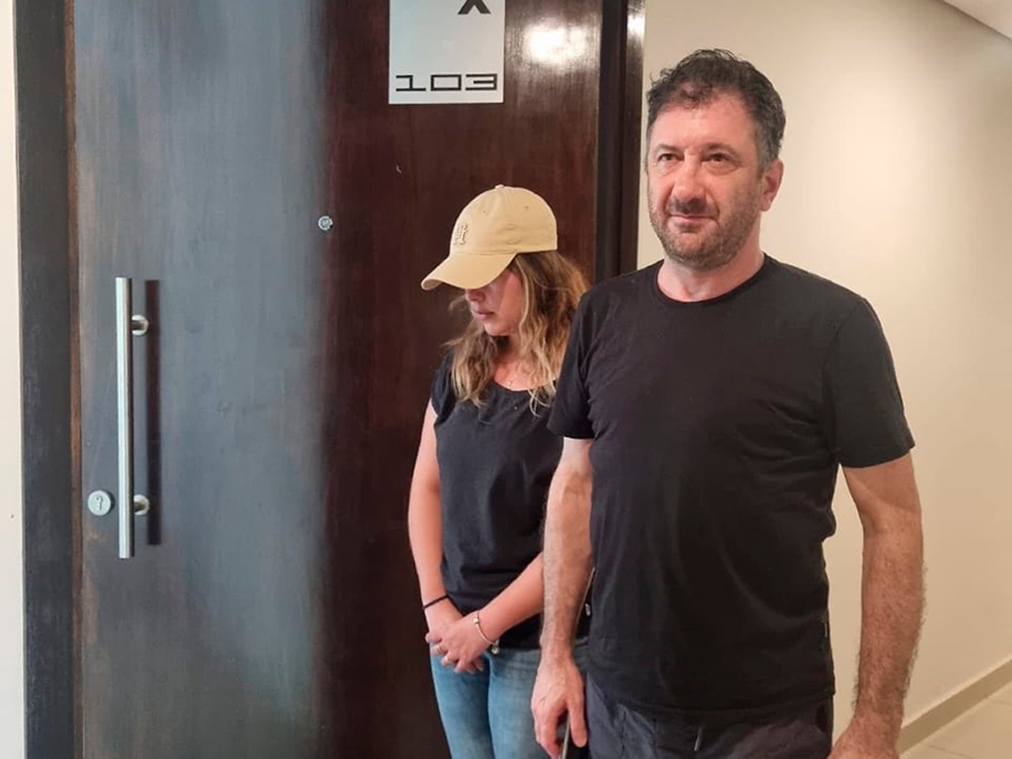 La primera foto del senador Kueider con su secretaria tras haber obtenido la prisión domiciliaria