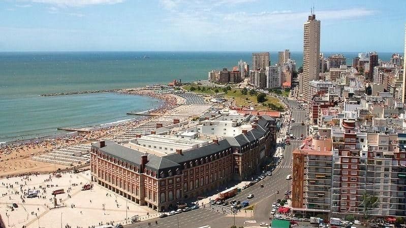 Verano 2025: cuánto dinero necesita una familia para vacacionar 15 días en Brasil, Mar del Plata o Iguazú