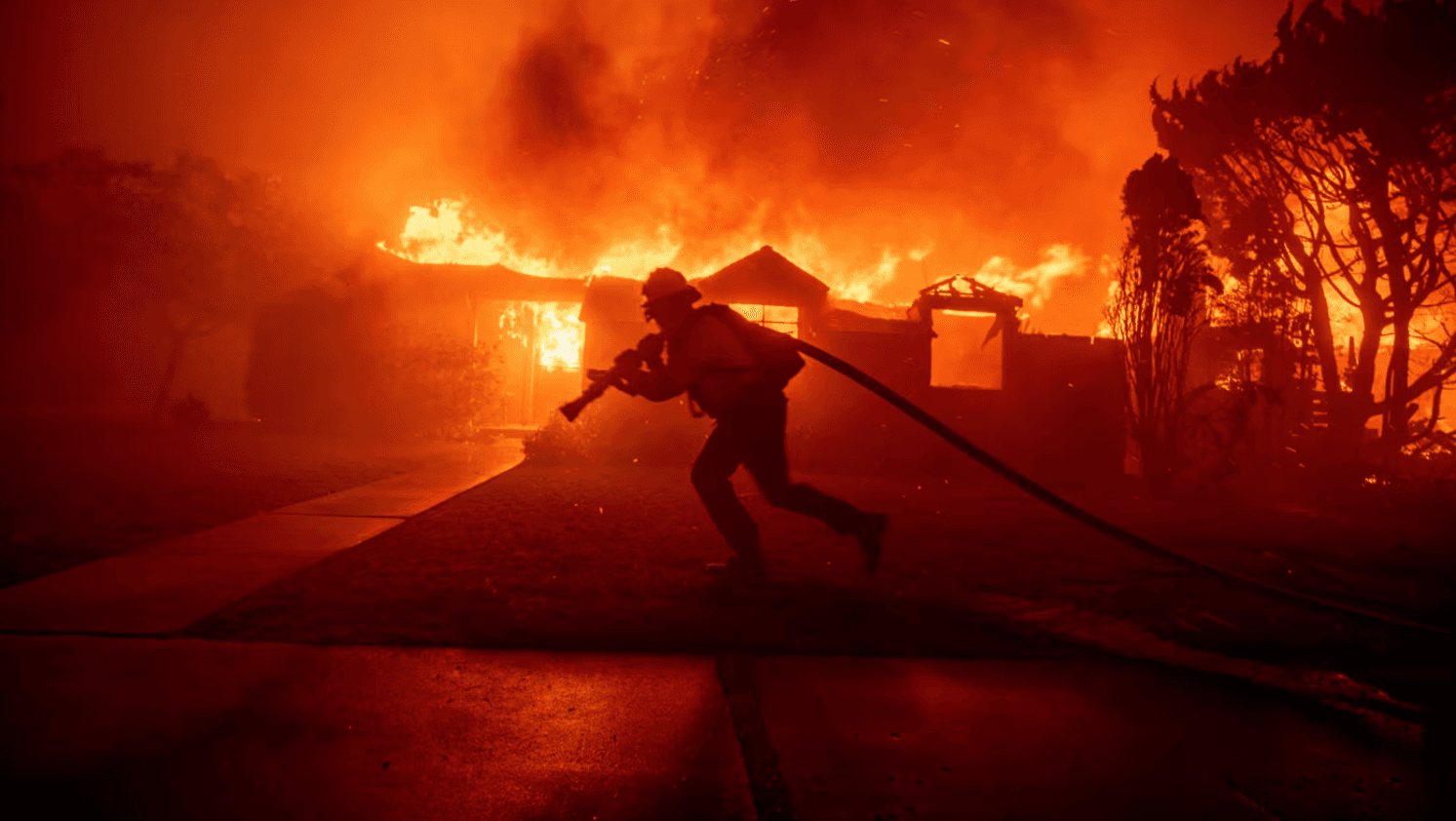 Incendios en California: más de 30 mil personas fueron evacuadas y declararon la emergencia en Los Ángeles