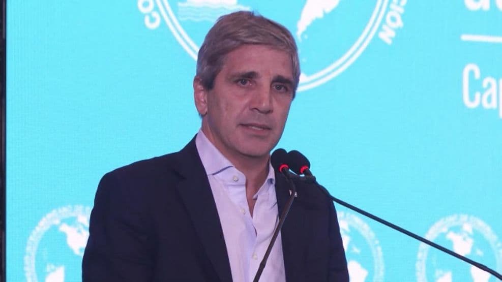 Antes de retomar la negociación con el FMI, Luis Caputo viaja con Milei a Estados Unidos y al Foro de Davos