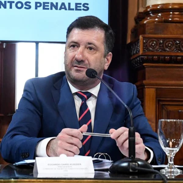Kueider y su secretaria se mudaron a una casa en Asunción por un reclamo de los vecinos