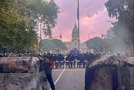 Tensión en la marcha de jubilados: los manifestantes intentaron bloquear la avenida Rivadavia