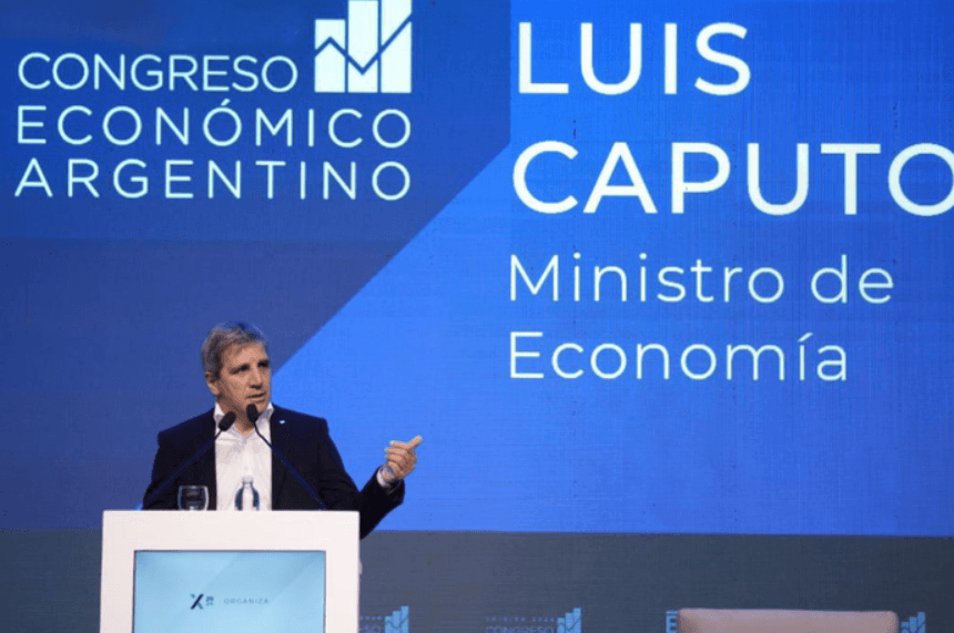 Caputo dijo que prepara medidas para fomentar el uso de dólares que “van a sorprender”