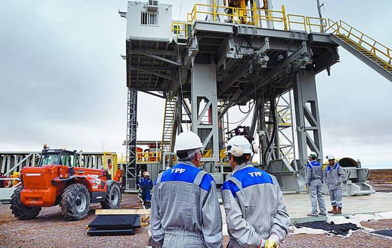 Tras una medida del Gobierno, YPF aumentó la nafta y el gasoil