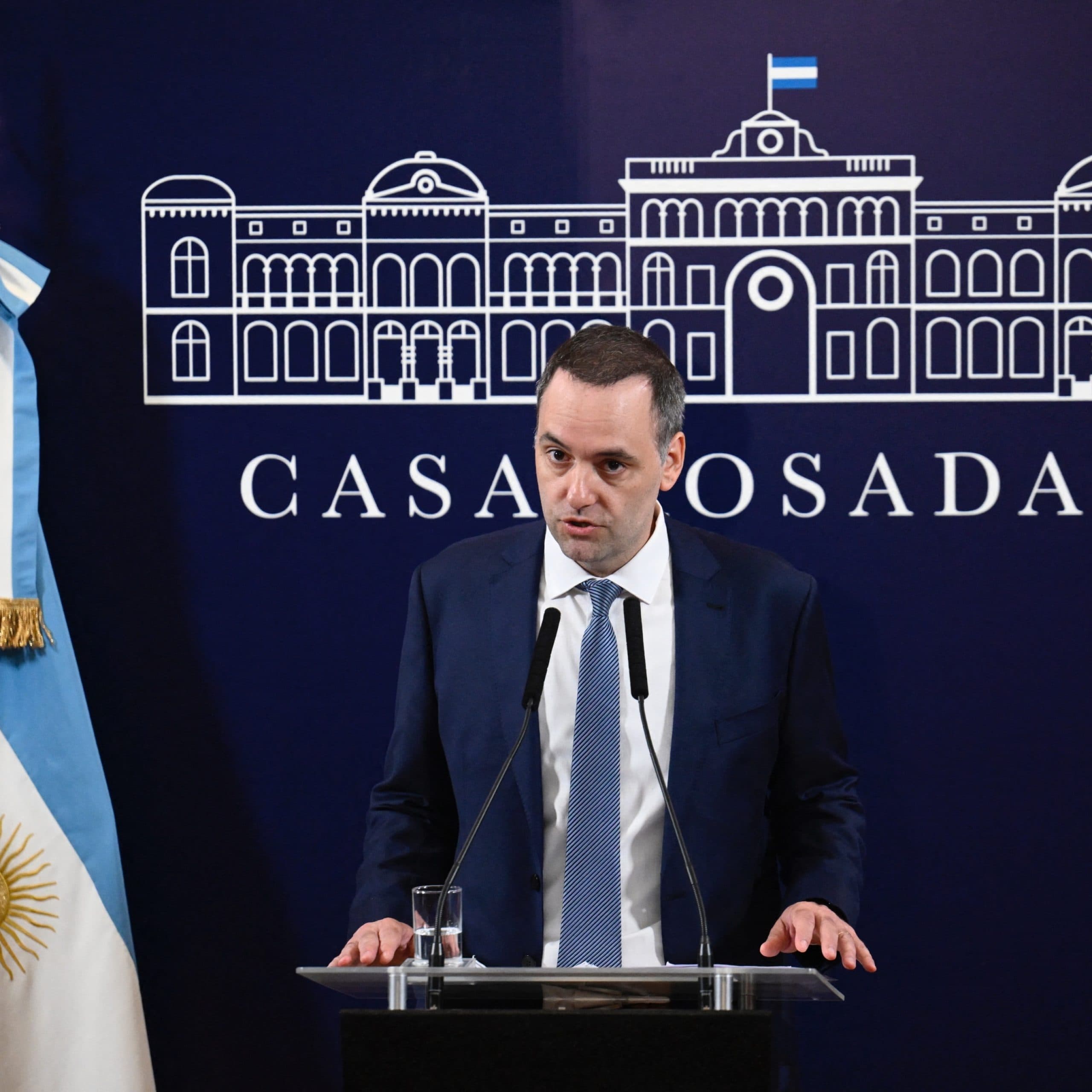 Sin actividad ni anuncios, el “Triángulo de Hierro” estuvo con Adorni en el inicio de la veda electoral