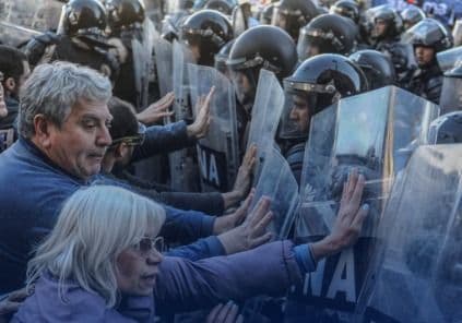 Incidentes entre manifestantes y la policía en la marcha de jubilados: hay al menos cuatro detenidos