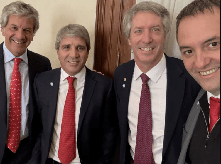 El Gobierno anunció las medidas para que los argentinos usen los dólares que tienen debajo del colchón