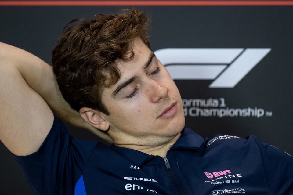 Del “me salió una fortuna” sobre el smoking que usó al apodo de la F1 y el mate que probó Gasly: el show de Colapinto en Mónaco