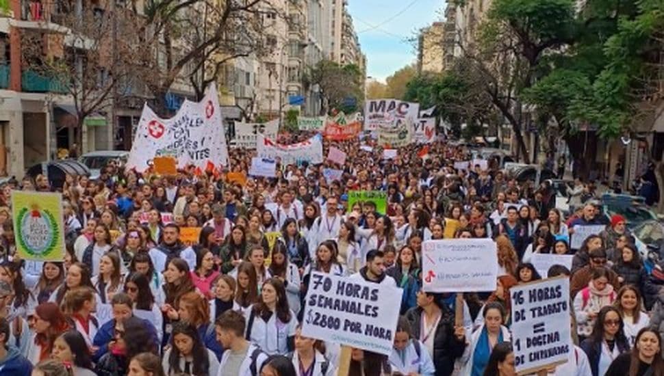 Se agrava el conflicto en el Garrahan: los residentes rechazaron la propuesta salarial del Gobierno y seguirán con el paro