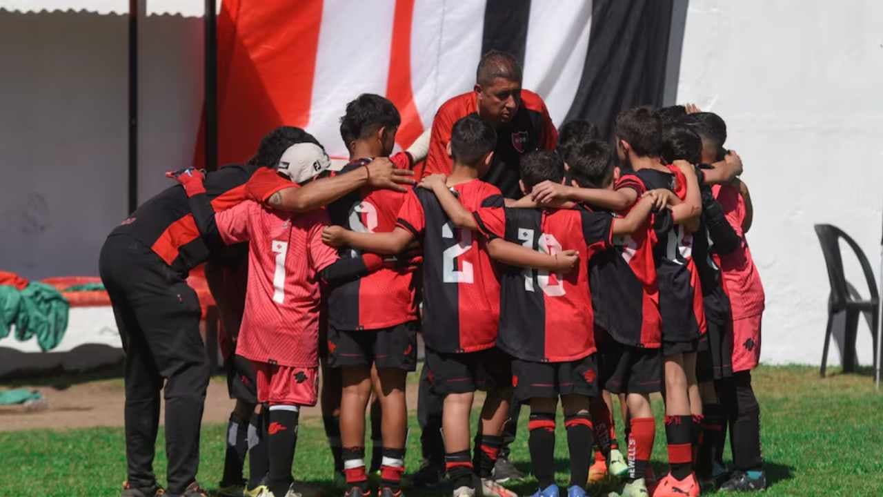 Quién es el coordinador de Newell’s que sancionó a los nenes de 9 años por la foto con un jugador de Central