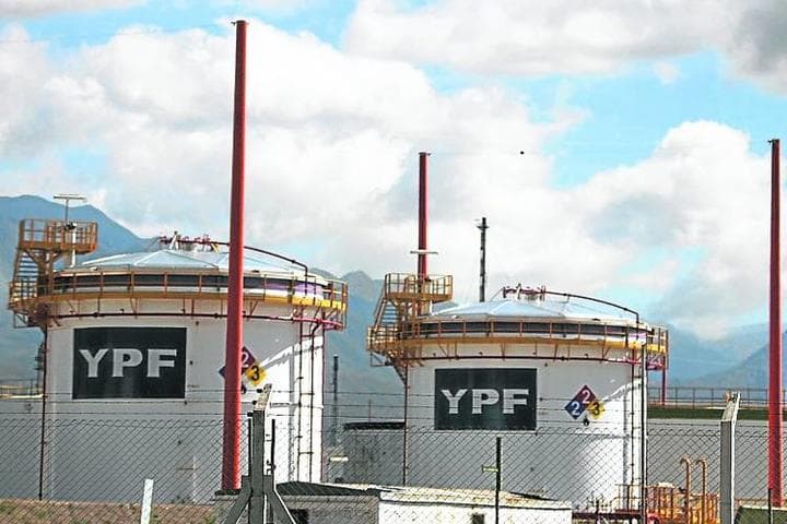 Los fondos buitre que le habían reclamado a la Argentina el pago con acciones de YPF suspendieron su pedido