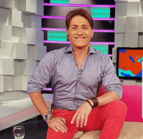 Asaltaron y apuñalaron al periodista Daniel Gómez Rinaldi mientras esperaba el colectivo