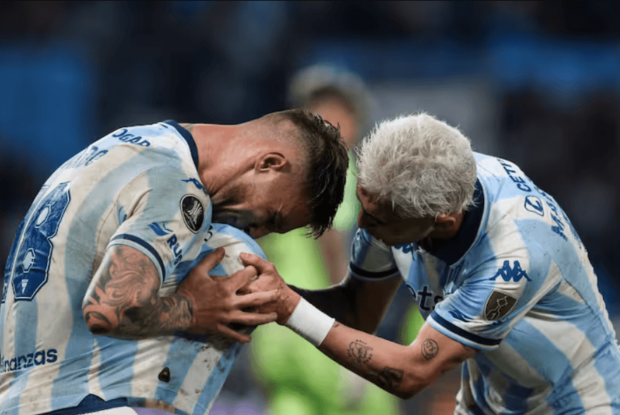 Racing le ganó a Peñarol en el último minuto, con la personalidad de un candidato y en un partido espectacular
