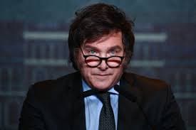 Milei no habló del escándalo de las presuntas coimas, pero alertó: “No me importa el daño que puedan hacerme”