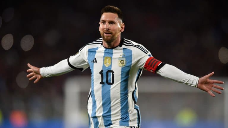 Lionel Messi llegó a la Argentina para sumarse a la Selección y firmó autógrafos en el aeropuerto de Ezeiza