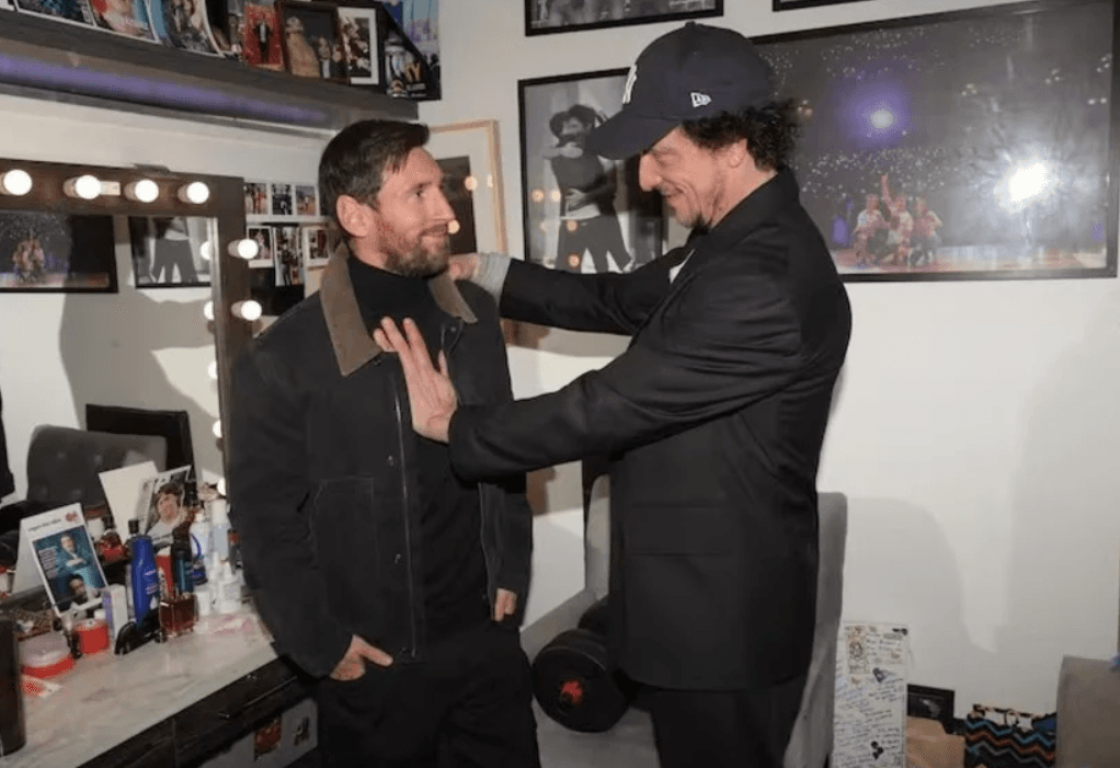 Messi fue a ver a Nico Vázquez al teatro, se subió al escenario y habló con el público