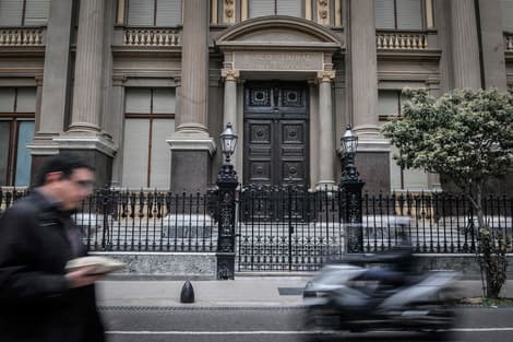 El Tesoro ya empezó a vender los dólares del campo para contener la suba del tipo de cambio, según operadores