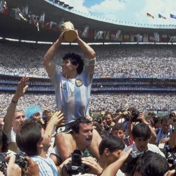 Murió Roberto Cejas, el hincha que llevó en andas a Diego Maradona en el Mundial de México 1986