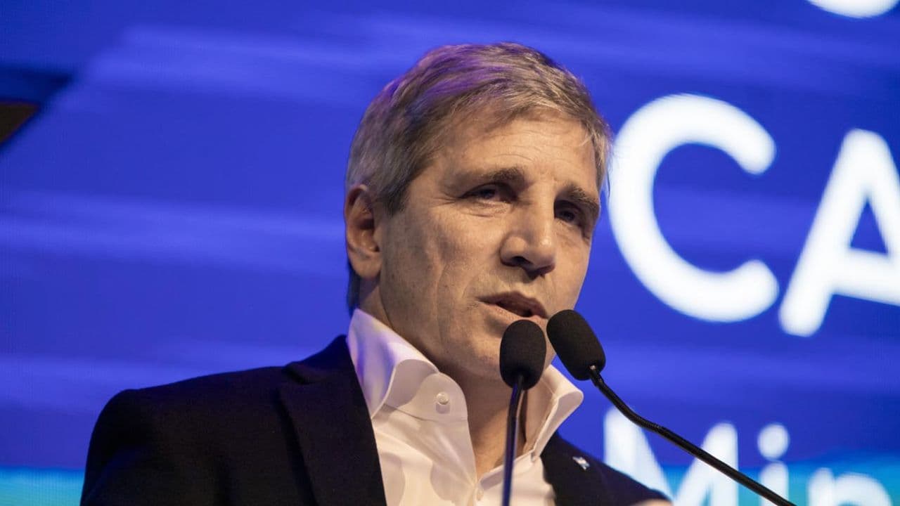 Caputo enfrenta hoy el último pago del año al FMI y se prepara para salir a los mercados o activar el swap con EEUU en 2026