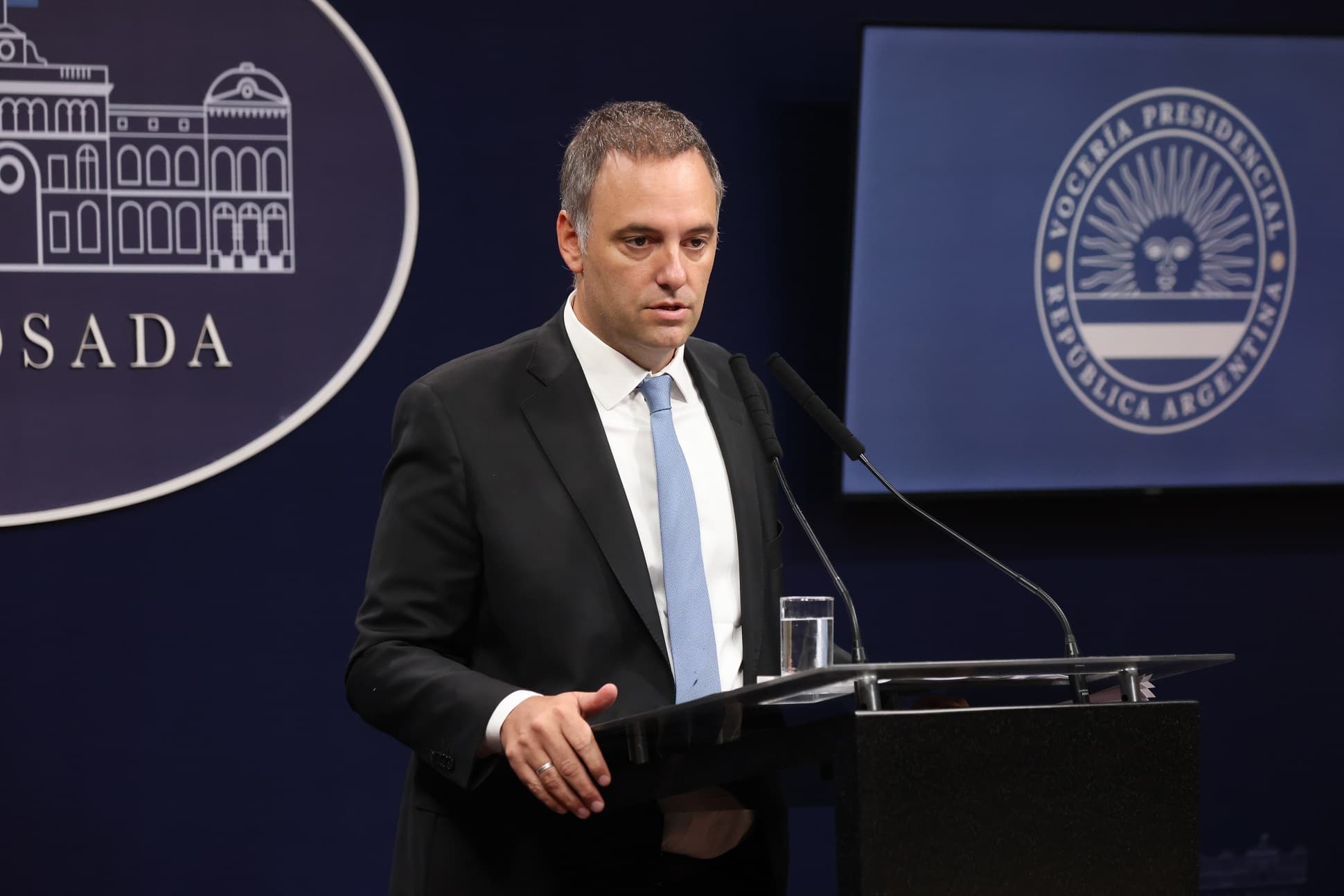 En su primera tarea como jefe de Gabinete, Adorni busca eliminar las “fallas” en la comunicación interna y mejorar el diálogo entre los ministros