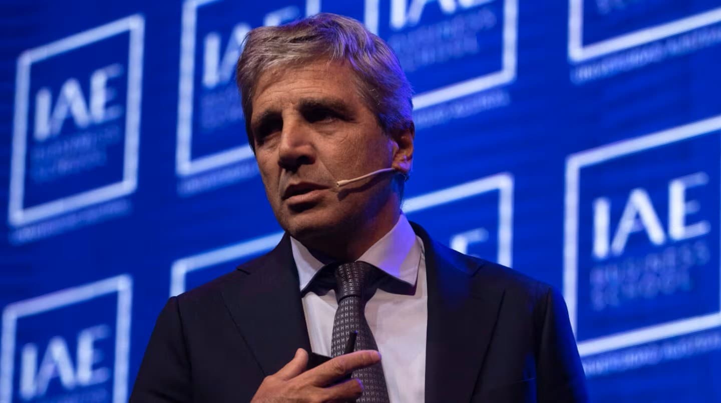 Luis Caputo dijo que no necesita comprar dólares para pagarles a los bonistas y relativizó una meta del FMI