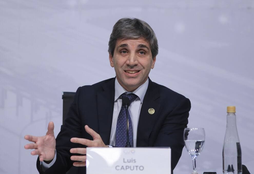 El Gobierno prevé mantener dos medidas del cepo al dólar que restauró antes de las elecciones