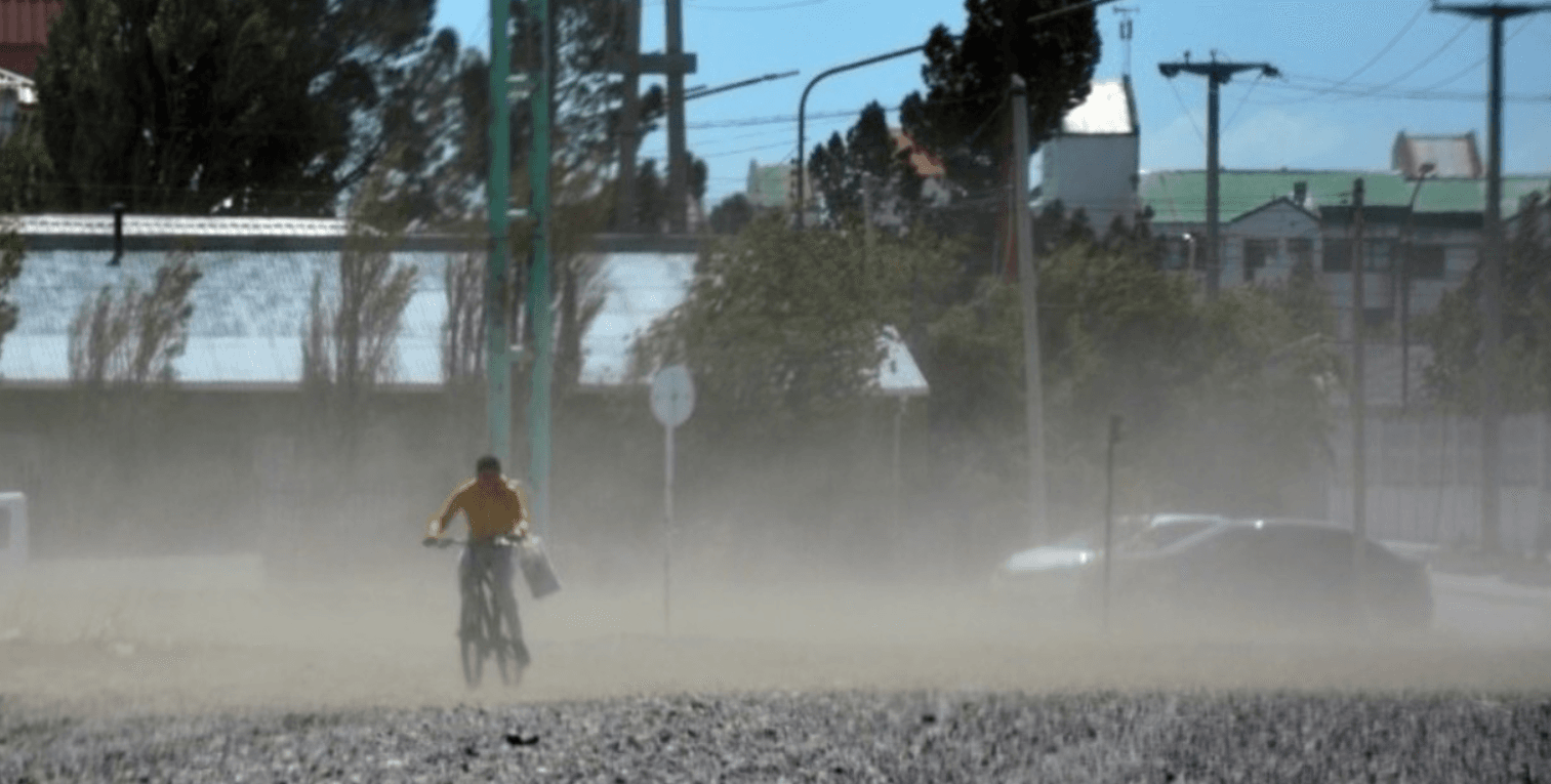 Alerta roja por vientos de hasta 150 km/h en la Patagonia: cierran escuelas y piden no salir de sus casas