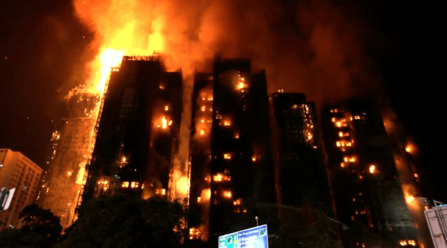 Incendio en Hong Kong, uno de los peores del siglo y provocado por una “grave negligencia”: hay tres detenidos