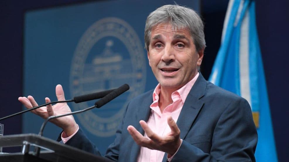 Caputo volvió a defender el valor del dólar e insistió en que no está atrasado