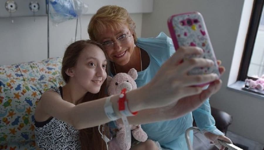 Bachelet visitó a Valentina, la adolescente que le pidió la eutanasia