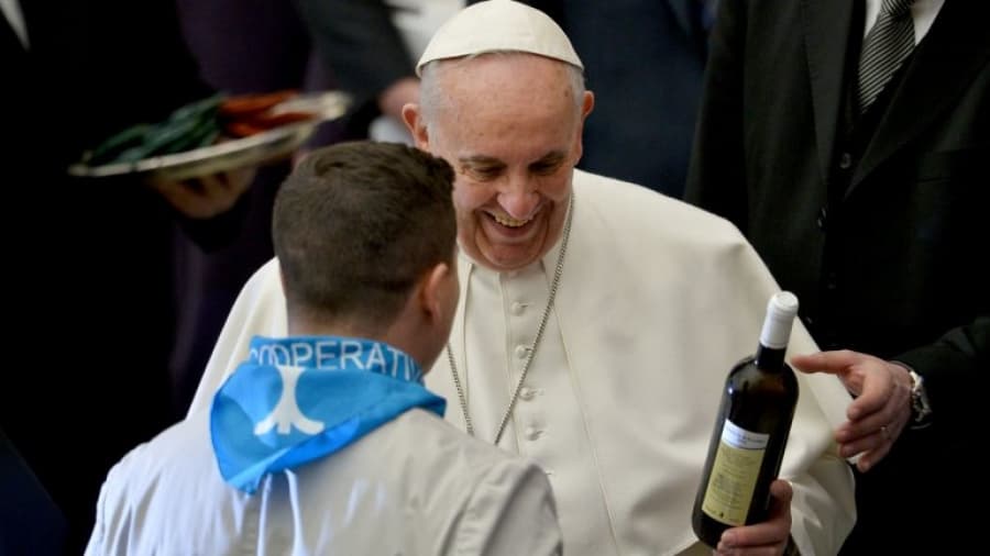 El Papa Francisco criticó los salarios en negro y que se ofrezcan 600 euros por 11 horas de trabajo