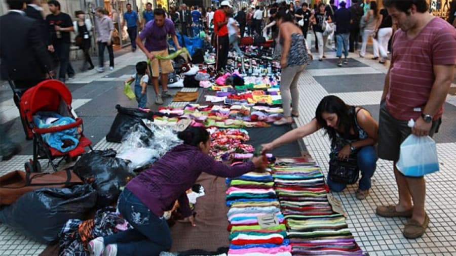 Procesan a más de 150 manteros por la venta ilegal en Once