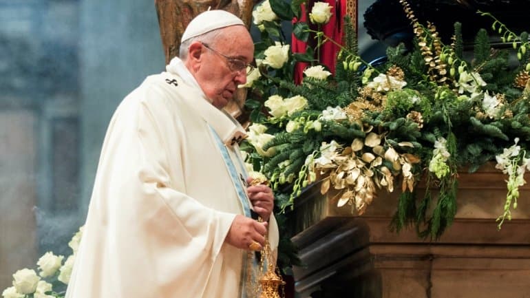 El Papa pidió a nuevos cardenales evitar que los cristianos se aíslen en «una casta»