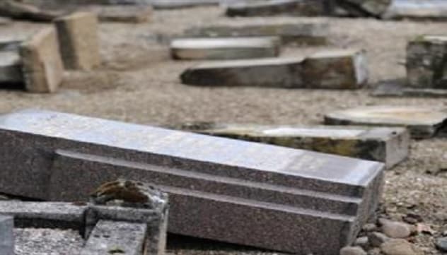Masivo ataque a un cementerio judío en París