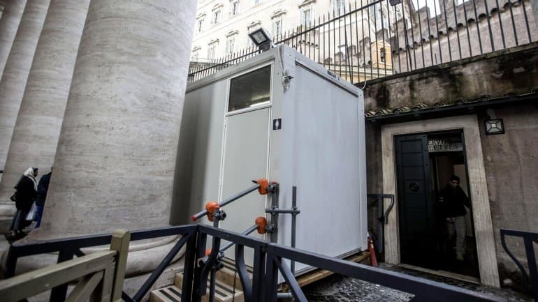 A pedido del papa Francisco, instalaron duchas para los «sin techo» de la plaza San Pedro