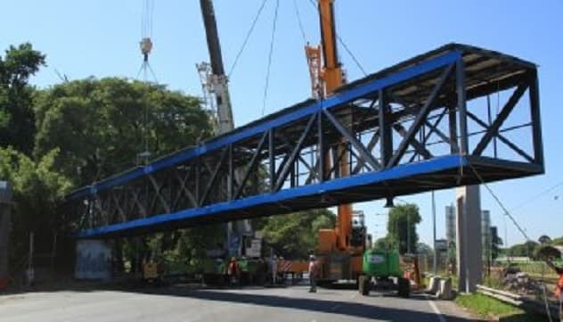 Colocaron el puente peatonal sobre Lugones
