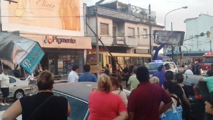 Un colectivo sin frenos se subió a una vereda y mató a tres personas