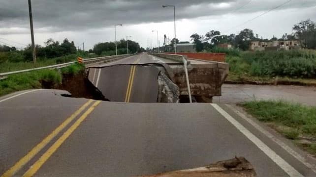 Córdoba: Por el fuerte temporal, cayó el acceso a un puente en Jesús María