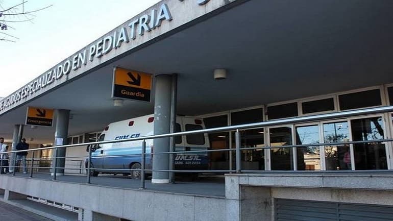 Una beba agoniza tras haber sido violada y golpeada: detuvieron a los padres