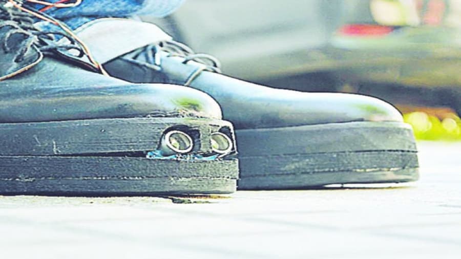 Crean zapatos para ciegos con GPS y sensores en La Plata