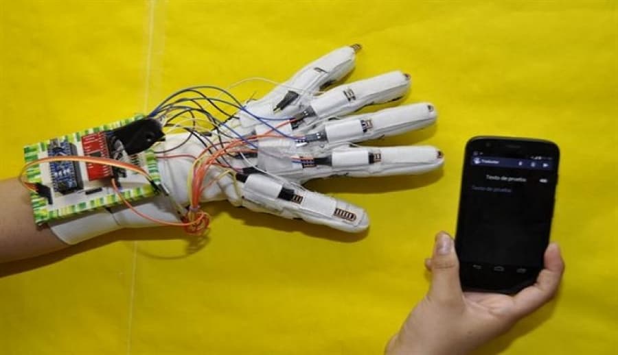 Crearon un guante que traduce el lenguaje de los sordomudos