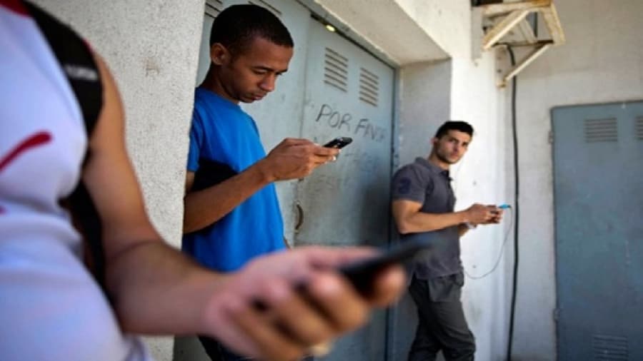 Cada vez hay más zonas WiFi en Cuba y el valor de Internet baja 50%