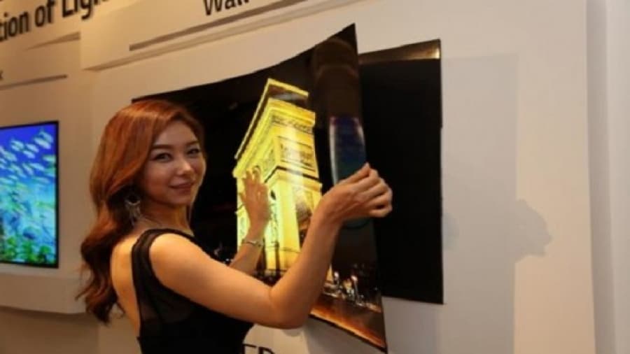 Presentaron una TV flexible que se adhiere a la pared mediante imanes