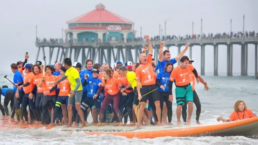 Insólito récord Guinness de surf: 66 personas en una misma tabla